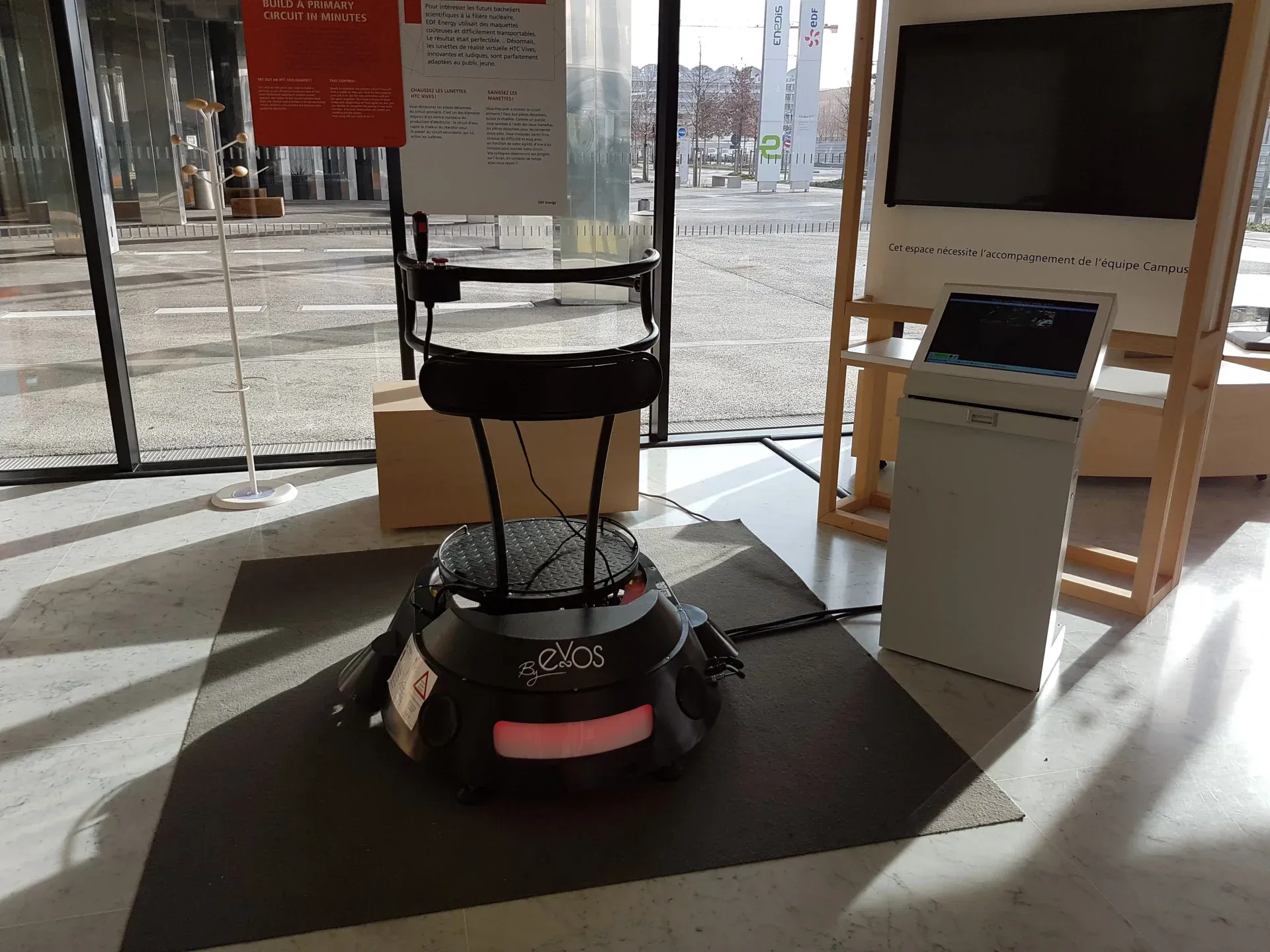 Participante avec casque VR debout sur le simulateur Evos Sensation By Evos lors d'une animation