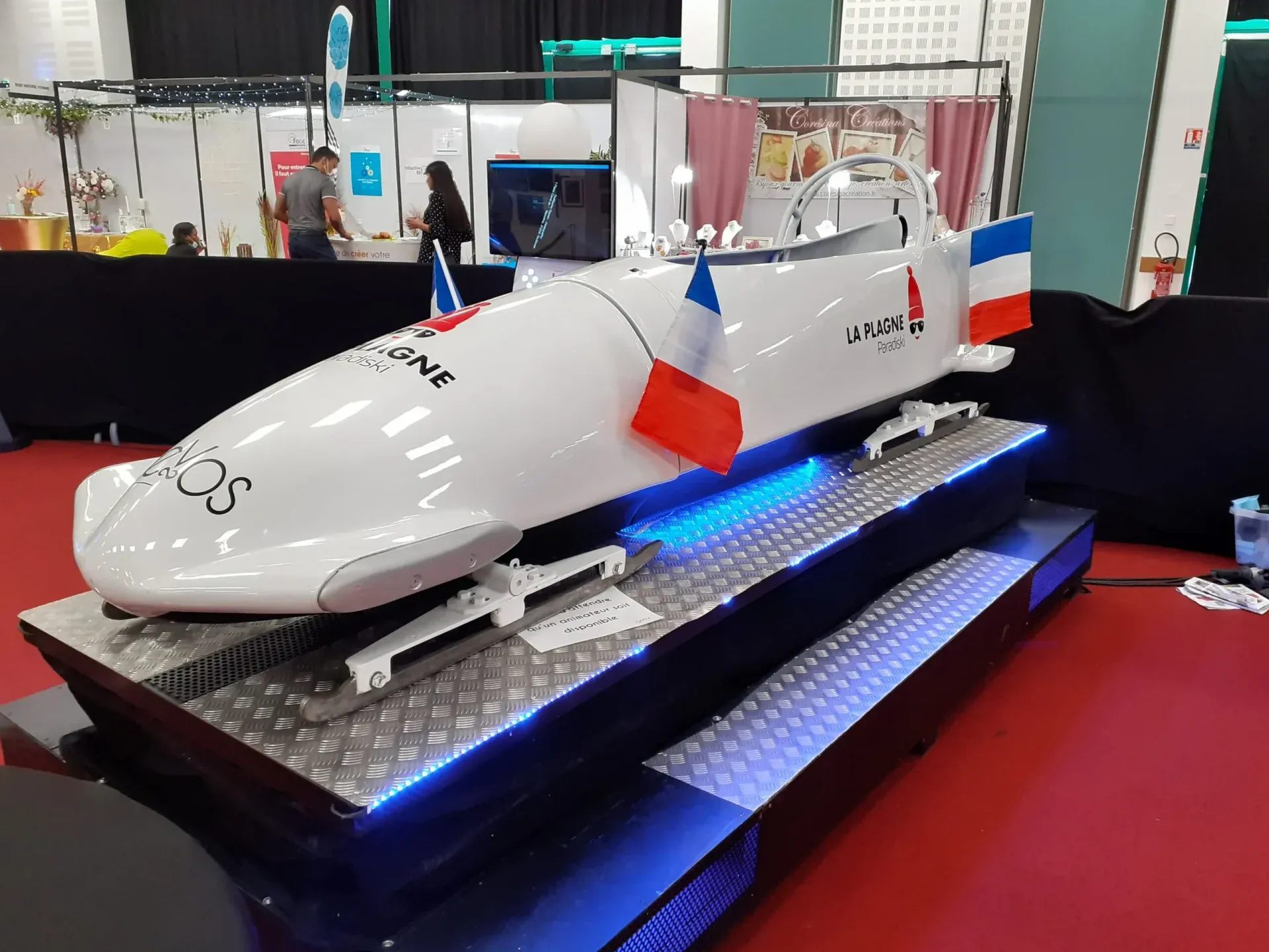Simulateur bobsleigh VR 2 places By Evos sur plateforme LED dans un salon professionnel