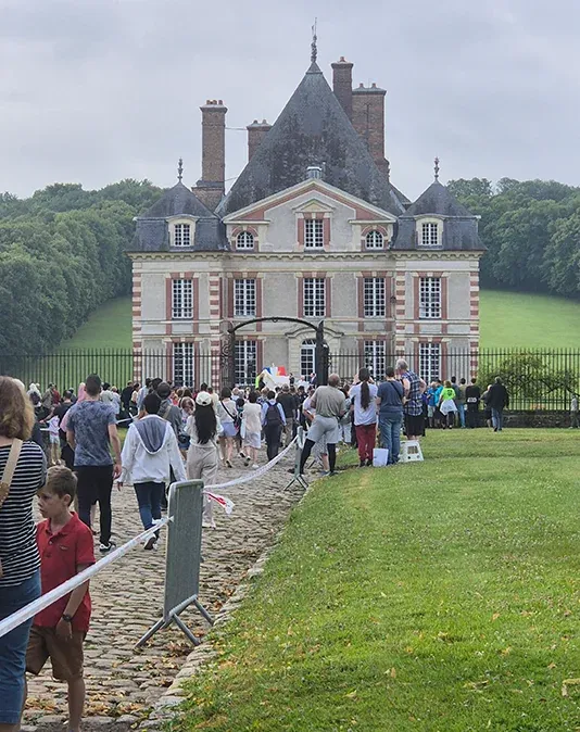 Foule devant une mairie lors d'une animation VR By Evos - simulateurs réalité virtuelle fête de commune