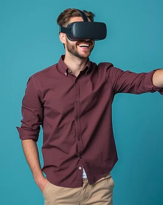 Jeune homme en immersion dans un simulateur VR By Evos - expérience réalité virtuelle