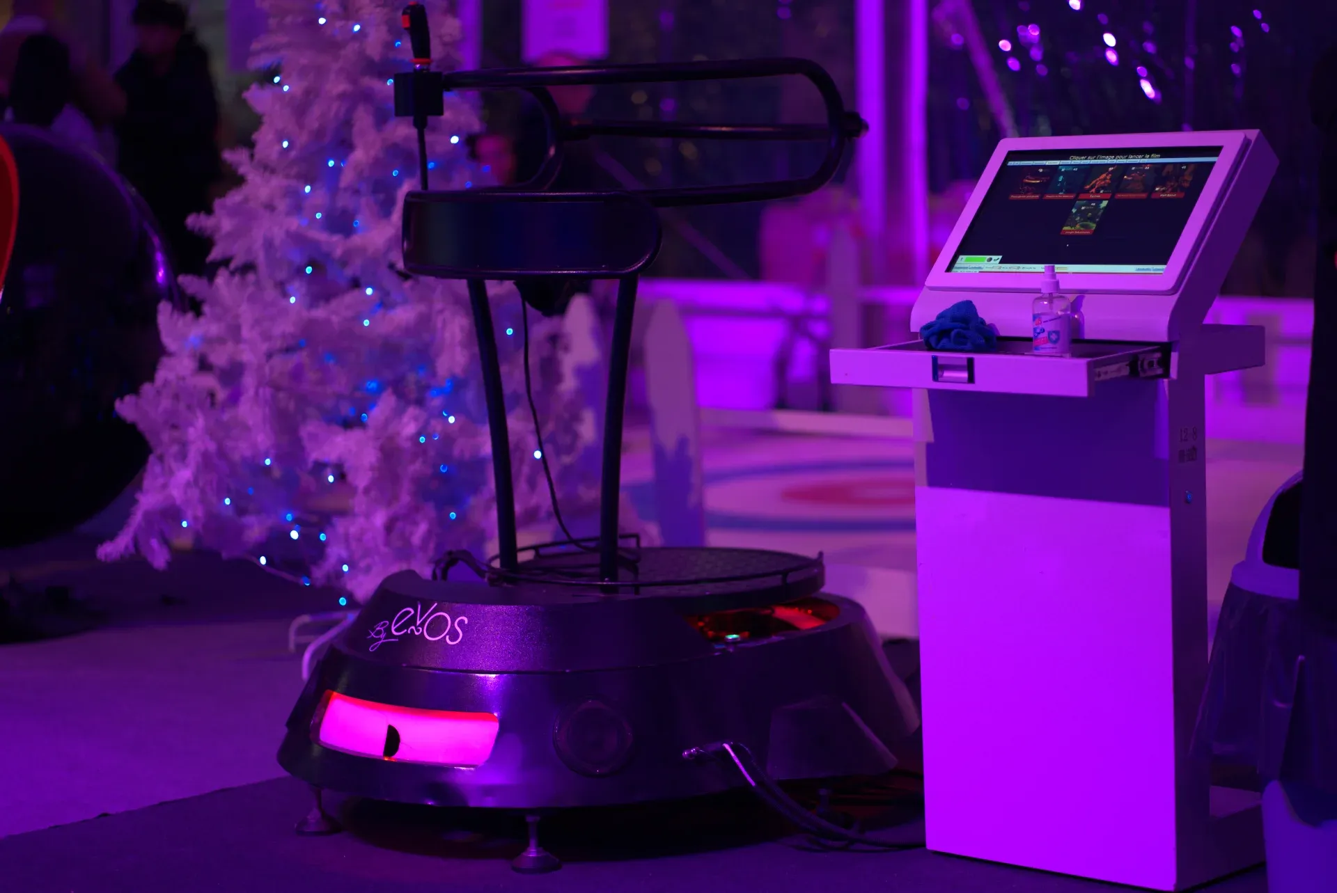 Simulateur Evos Sensation VR debout By Evos installé sur site pour une animation événementielle