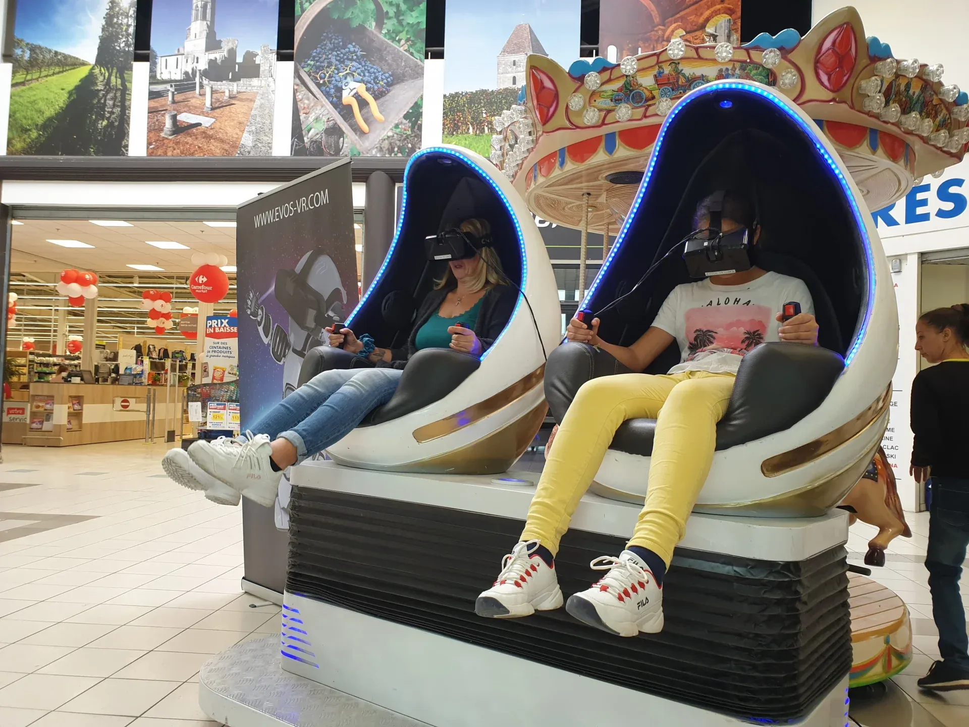 Participante en casque VR installée dans un siège œuf dynamique lors d'une animation montagnes russes