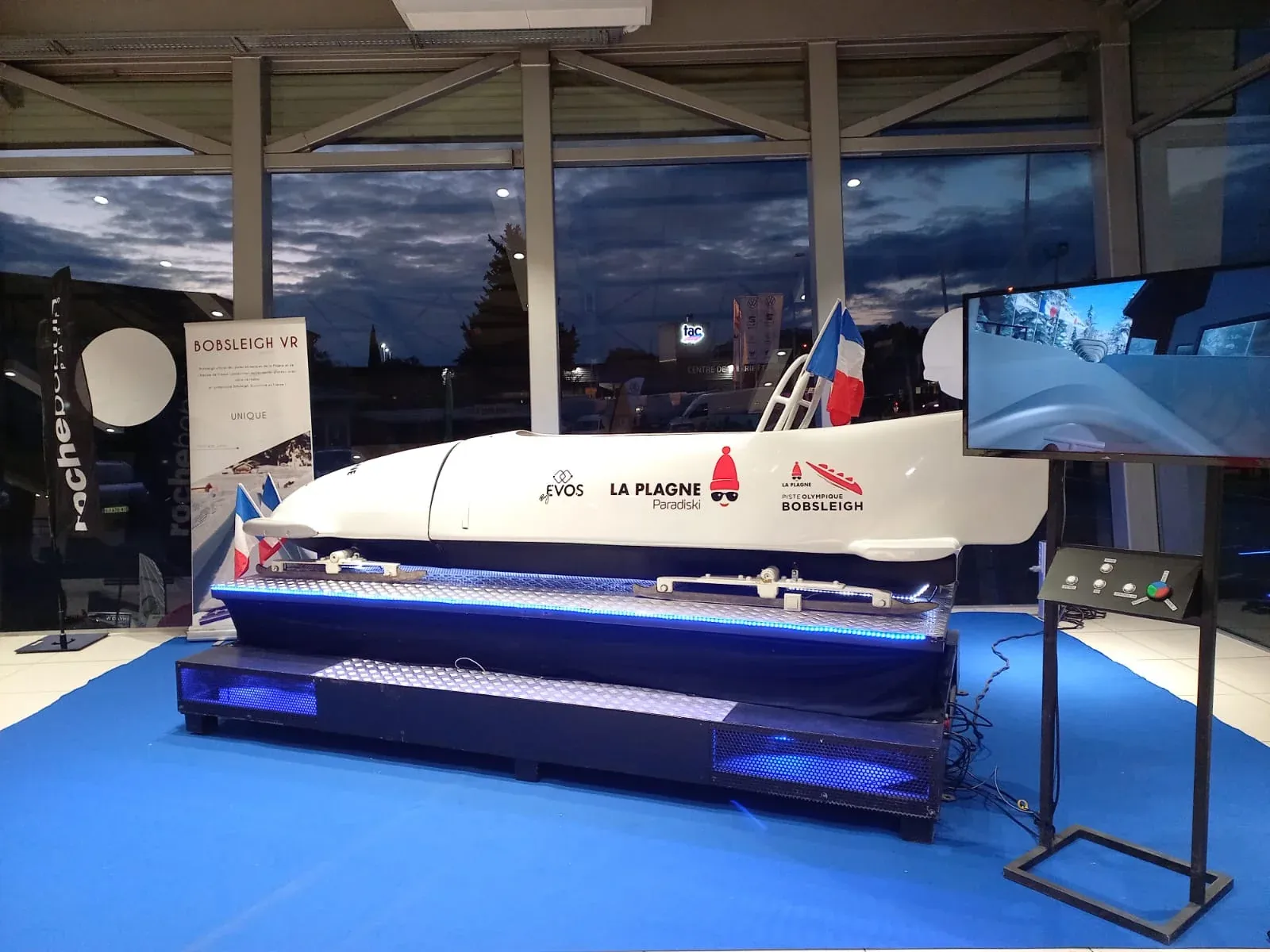 Simulateur bobsleigh VR By Evos avec écran de retransmission lors d'une soirée d'entreprise