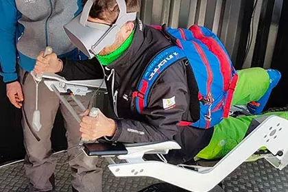 Simulateur Fly Bird VR By Evos - participant en position de vol en réalité virtuelle