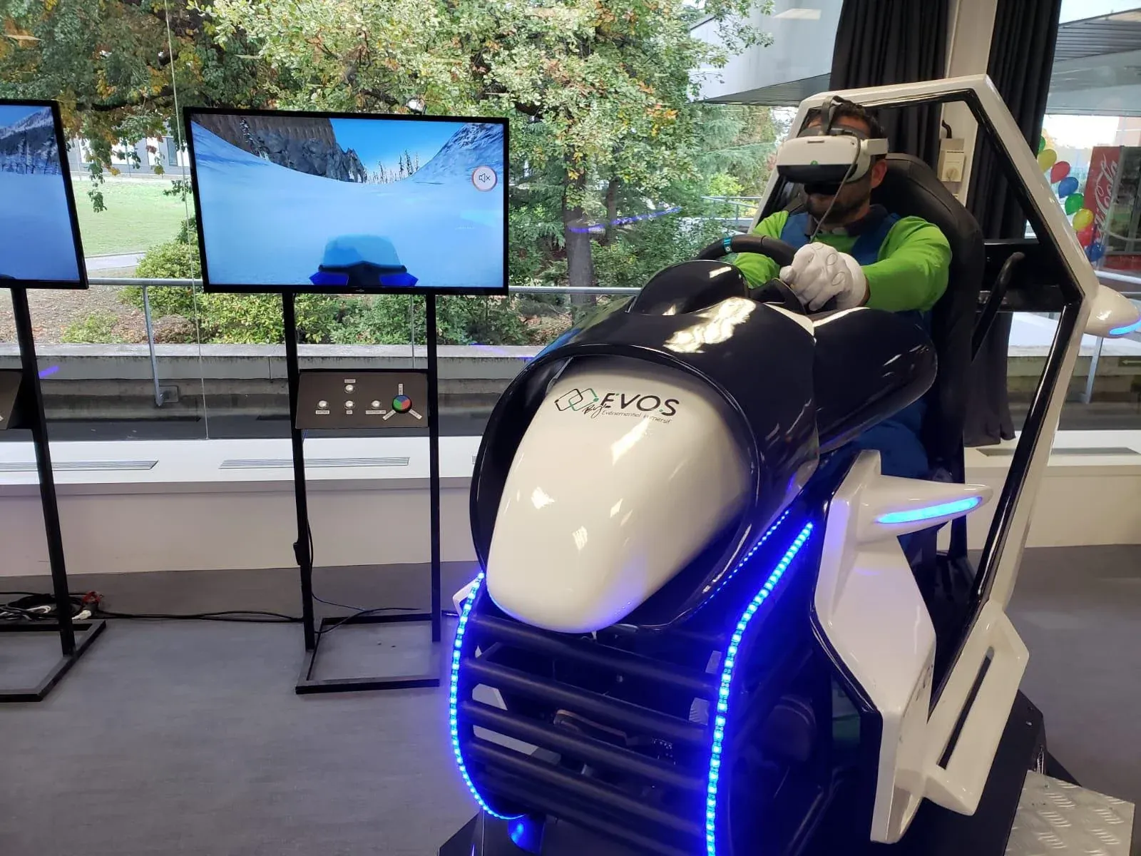 Participant en casque VR sur simulateur scooter des neiges lors d'une animation événementielle