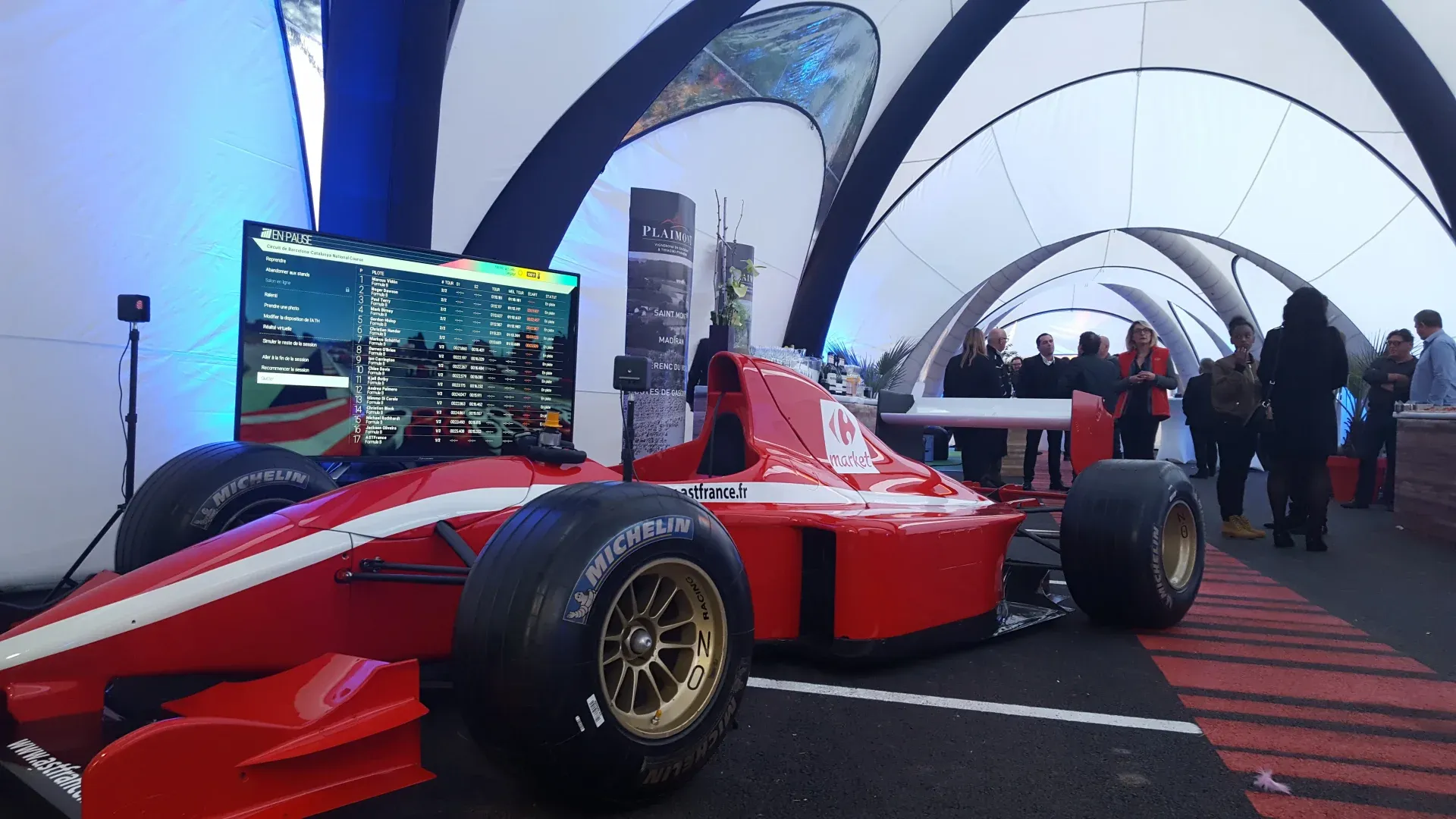 Cockpit de simulateur F1 en réalité virtuelle déployé sur un stand en point de vente