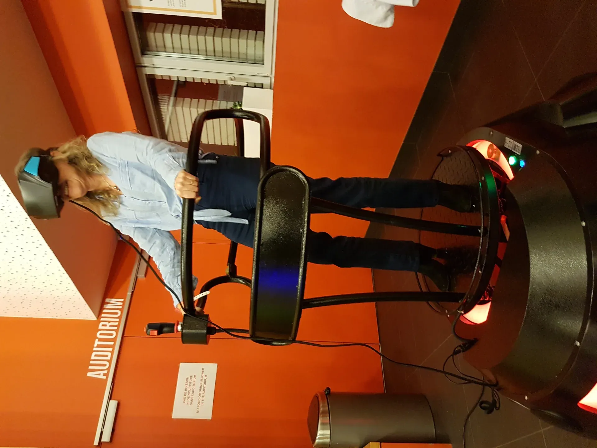 Participant en immersion debout sur le simulateur Evos Sensation VR By Evos à Toulouse