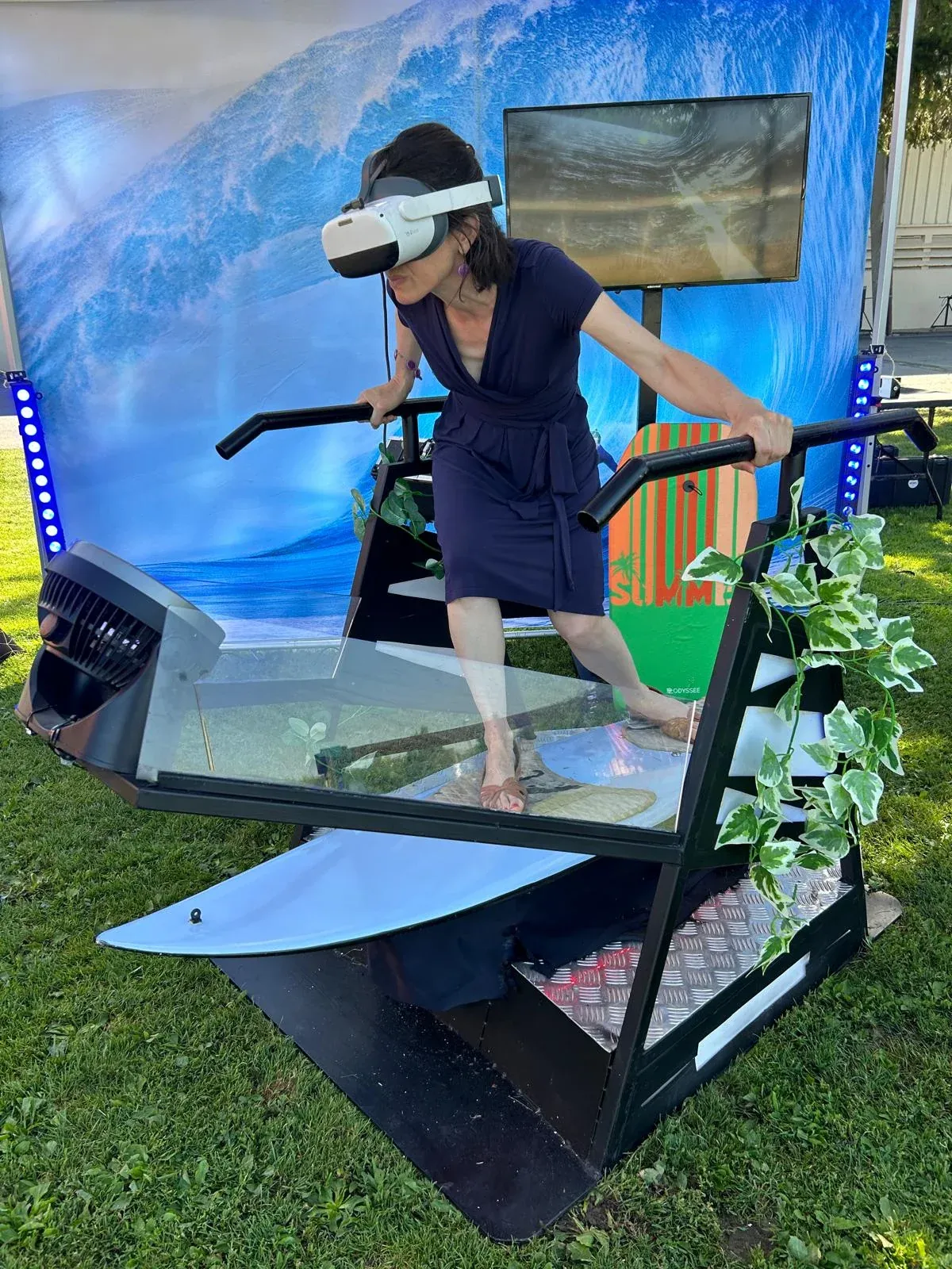 Participant sur simulateur surf VR lors d'une animation entreprise