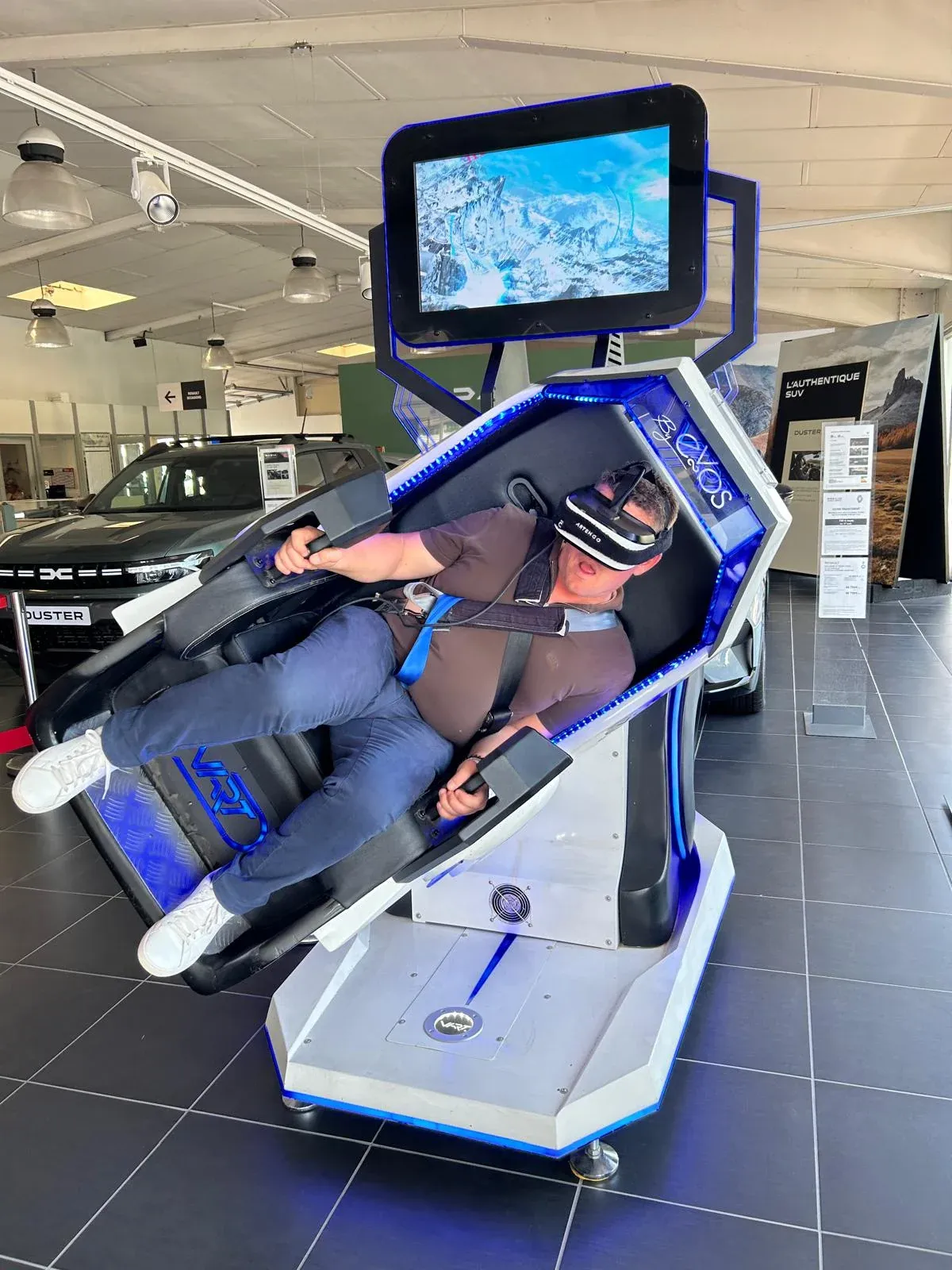 Participant avec casque VR dans le simulateur dynamique 360° By Evos en prestation