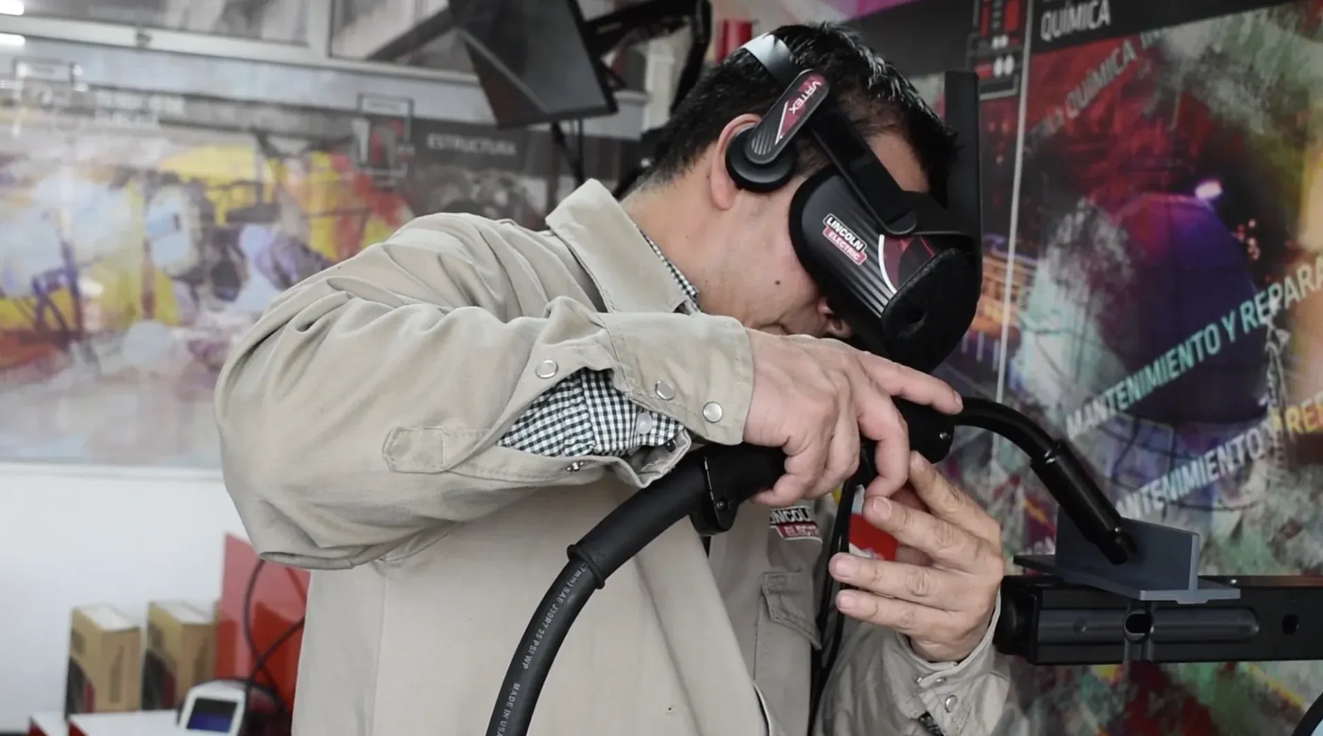 Participant utilisant le simulateur de soudure VRTEX 360 avec casque VR et pistolet de simulation