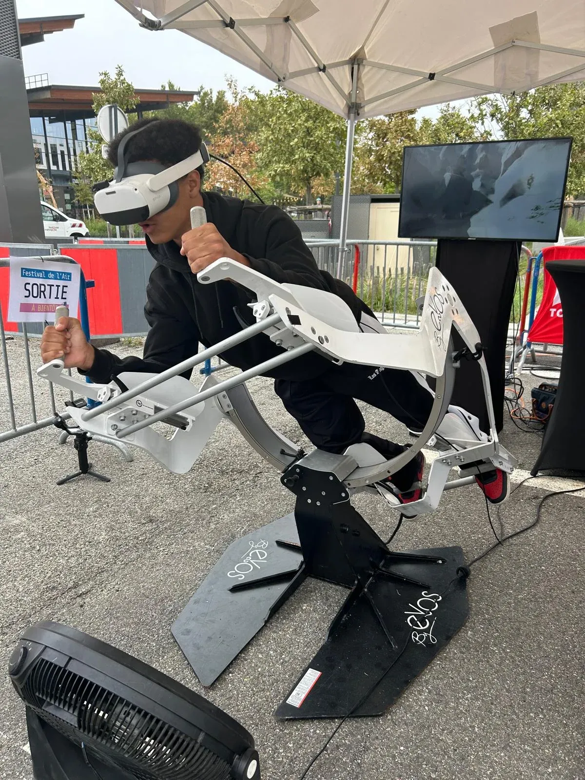Participant en immersion sur le simulateur Fly Bird wingsuit VR By Evos
