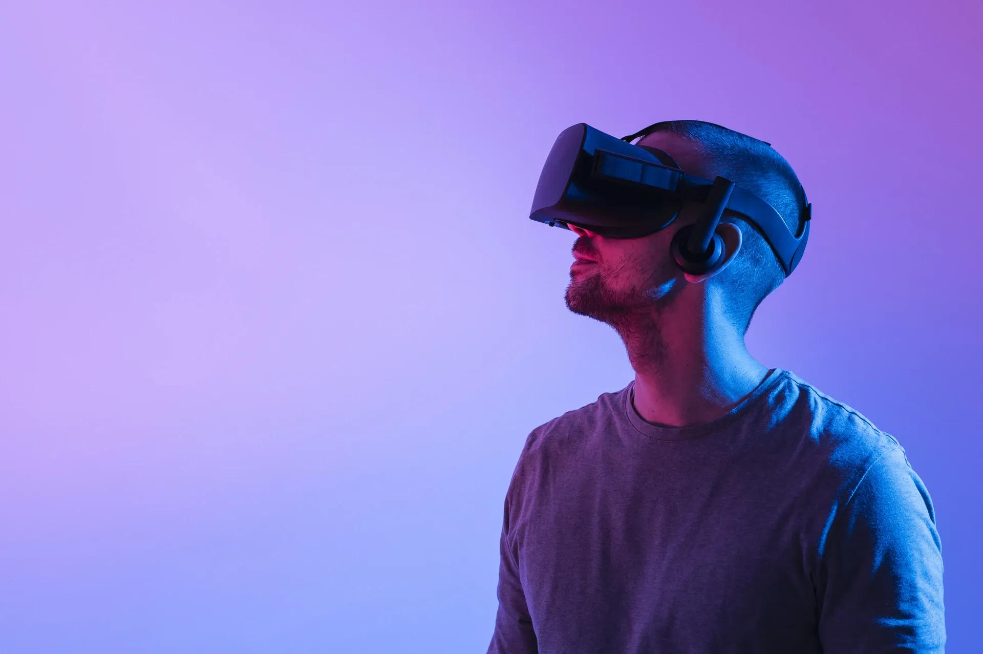 Homme en casque VR en pleine visite virtuelle immersive d'un territoire - dispositif vidéo VR 360° pour office de tourisme
