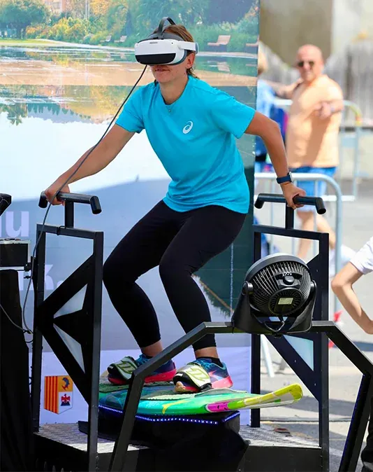 Jeune homme sur un simulateur de surf en réalité virtuelle