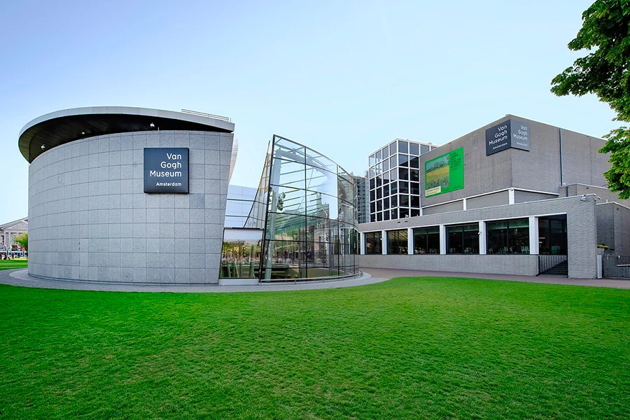 Visiteur portant un casque VR face à une reproduction numérique haute résolution d'un tableau de Van Gogh