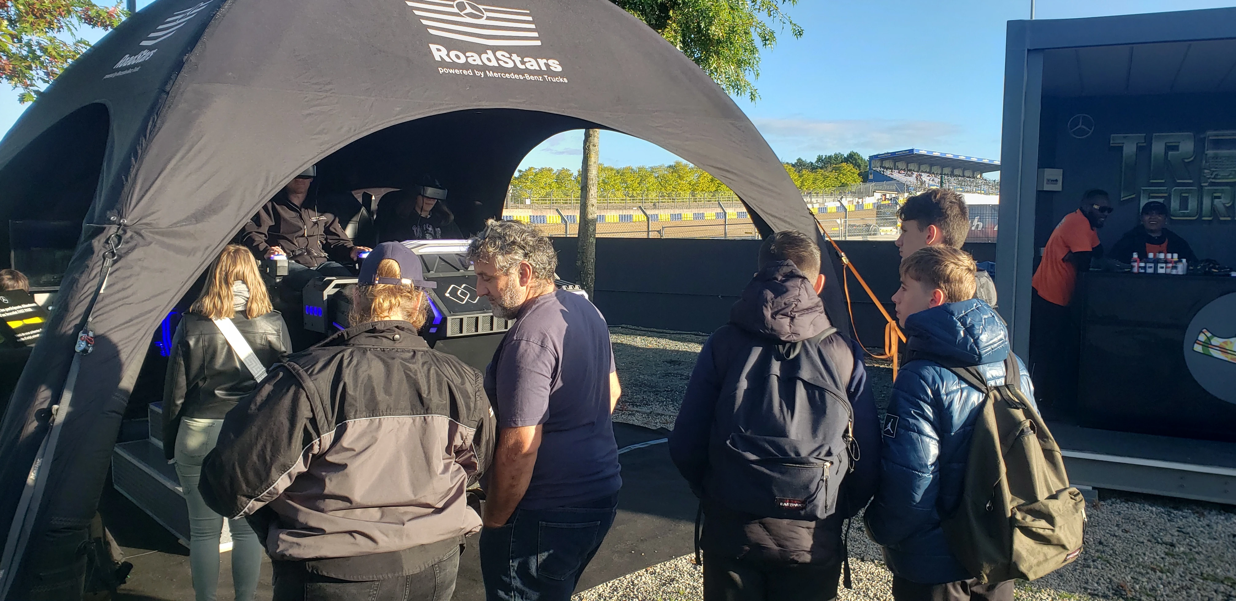 File d'attente devant le simulateur navette VR sous tente RoadStars Mercedes-Benz aux 24 Heures Camions Le Mans