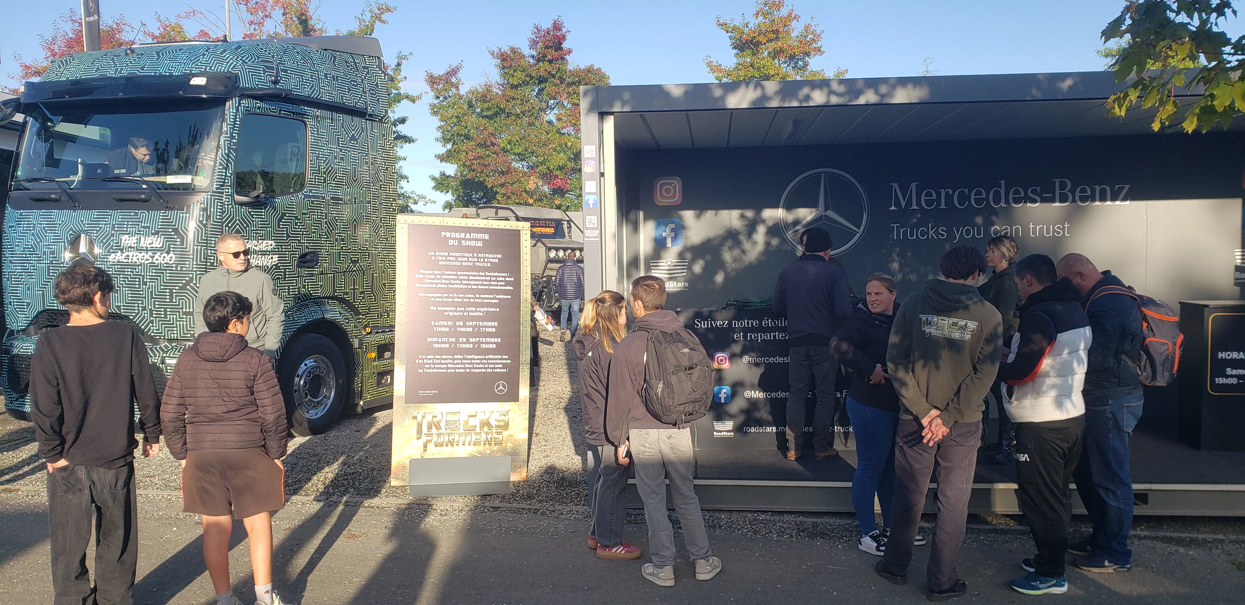Public massé devant le stand Mercedes avec Actros 600 neuf en livrée camouflage