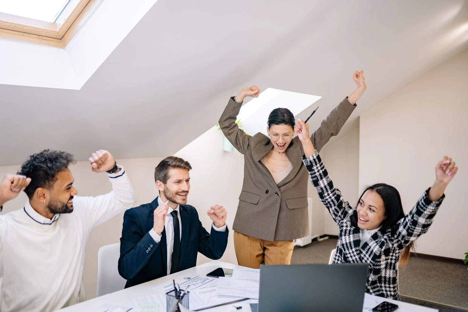 Collaborateurs qui célèbrent une réussite lors d'un événement d'entreprise CSE