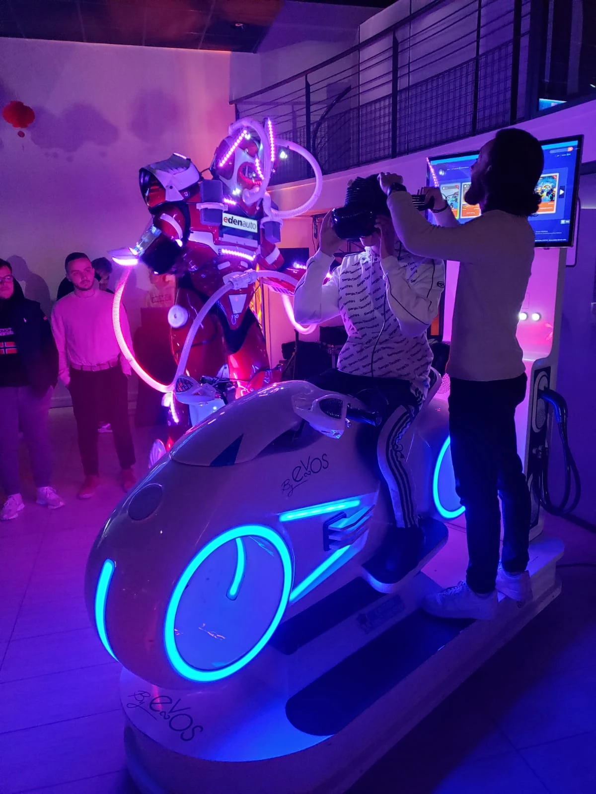 Participant sur un simulateur de moto VR lors d'une animation en entreprise