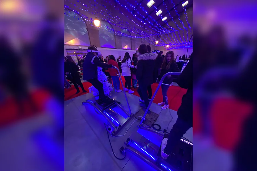 Visiteurs sur les simulateurs VR au marché de Noël de Carcassonne