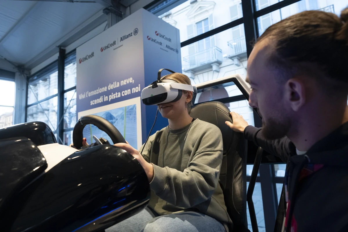 Participante casque VR aux commandes d'un simulateur de scooter des neiges sur un événement d'entreprise
