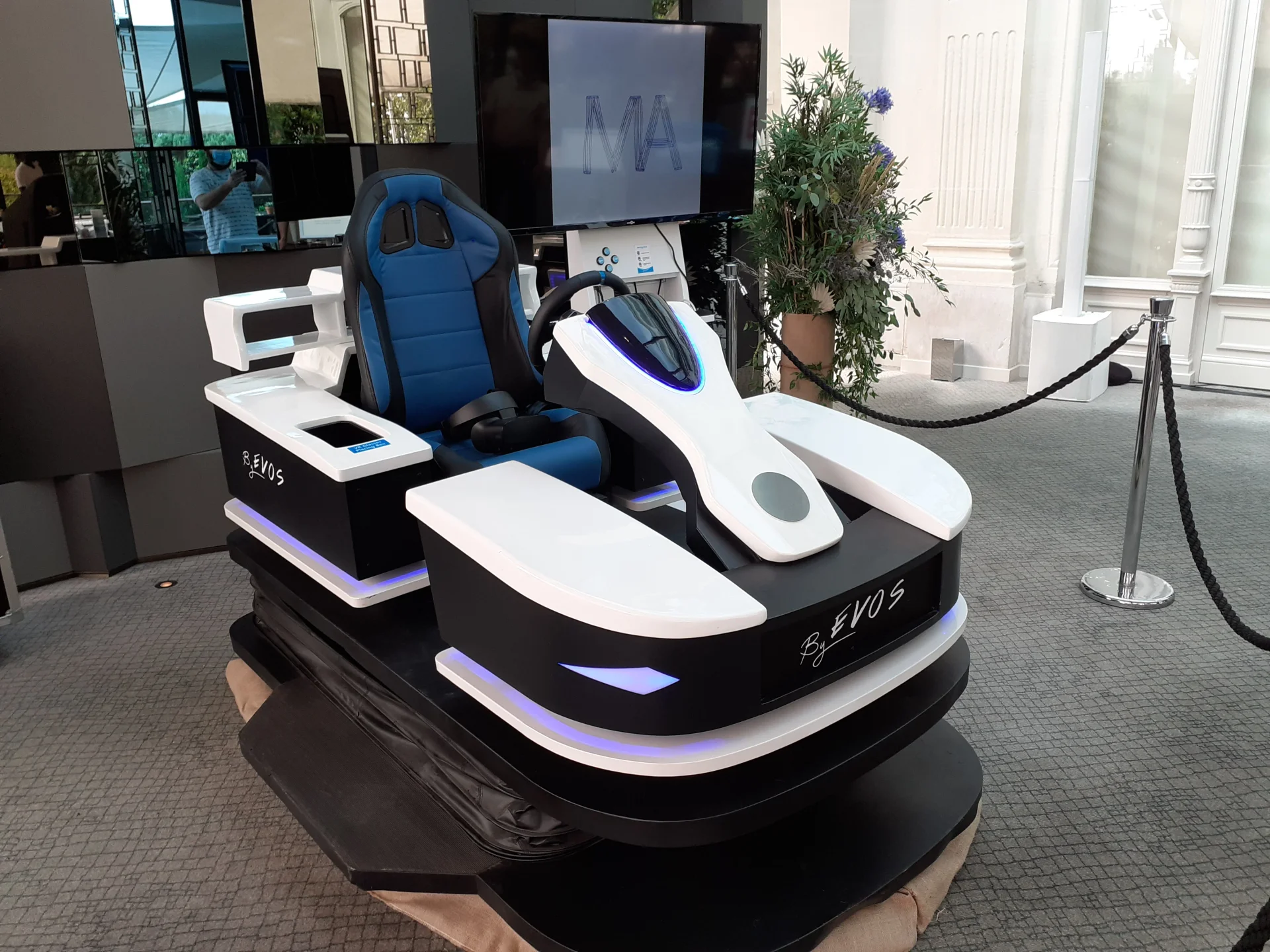 Collaborateurs en immersion sur simulateur kart VR lors d'une animation corporate