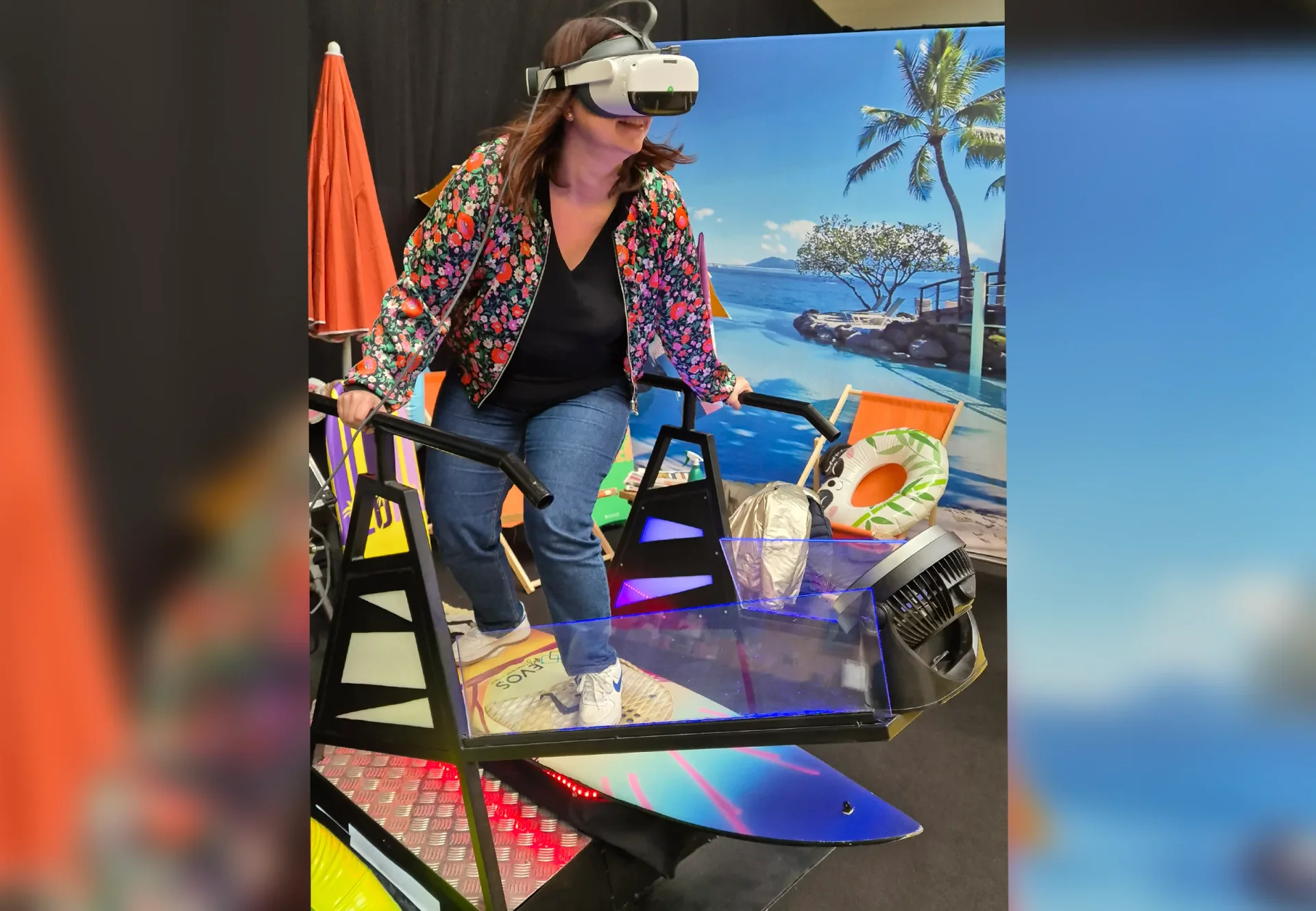 Participante debout sur le simulateur de surf en casque VR