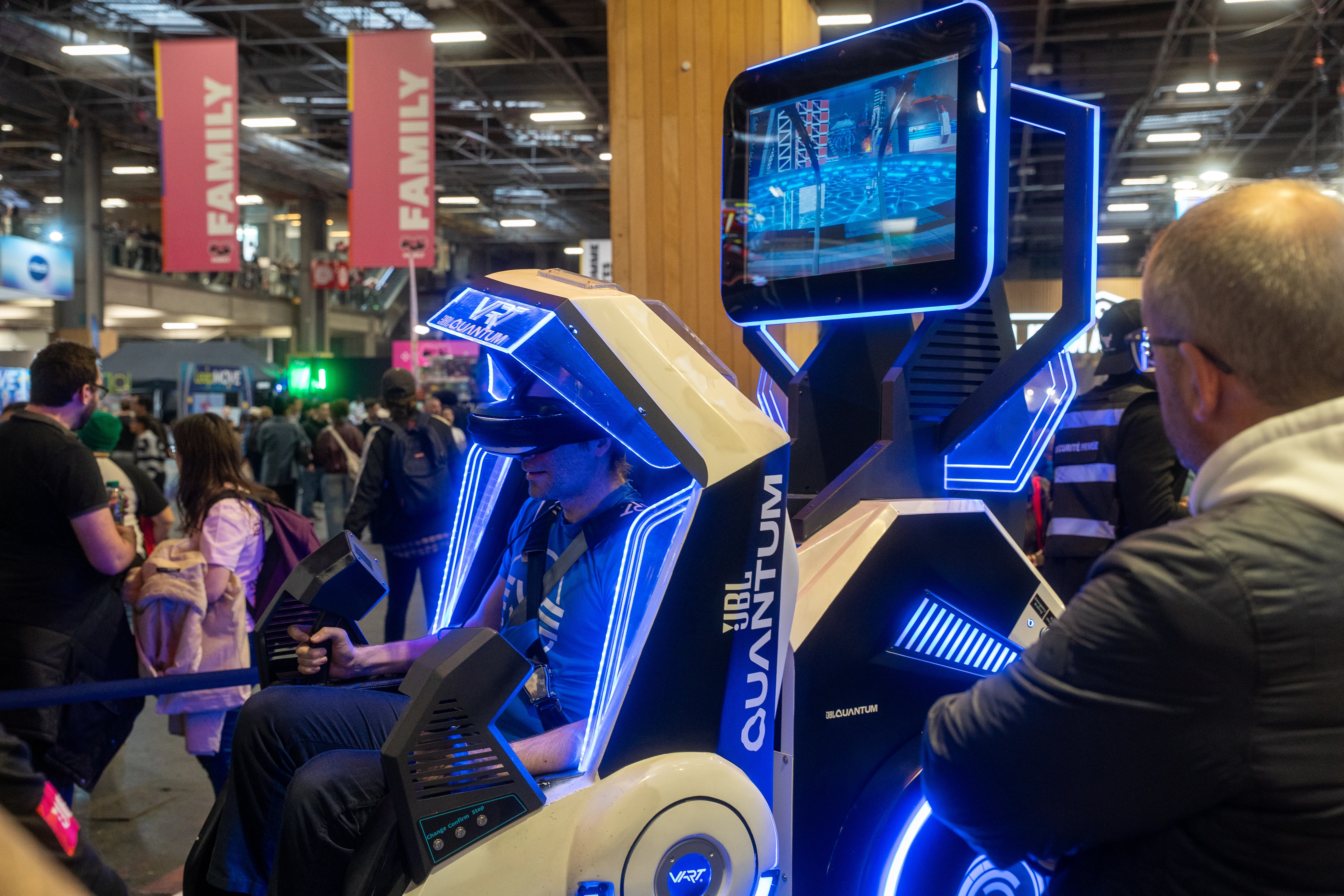 Participant en simulateur 360° VR By Evos sur le stand JBL Quantum à la Paris Games Week