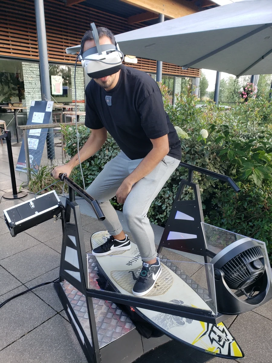 Animation de surf en réalité virtuelle sur un simulateur lors d'un événement d'entreprise