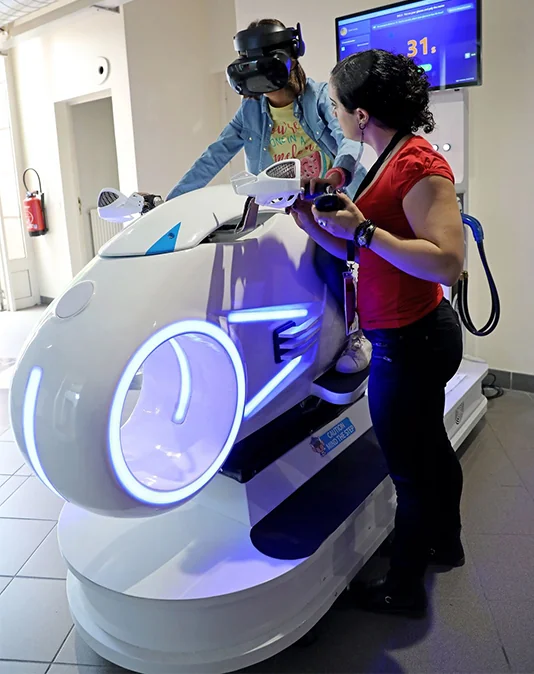 Participante sur un simulateur VR à sensations lors d'un événement d'entreprise