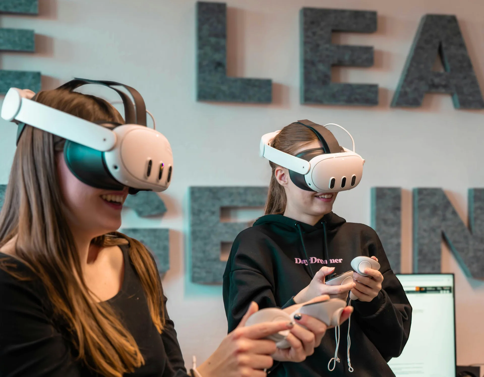 Deux participantes équipées de casques Meta Quest 3 partageant une session gaming VR multijoueurs en entreprise