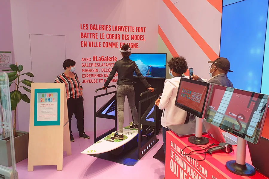 Casque de réalité virtuelle dans un espace de vente retail animé par By Evos