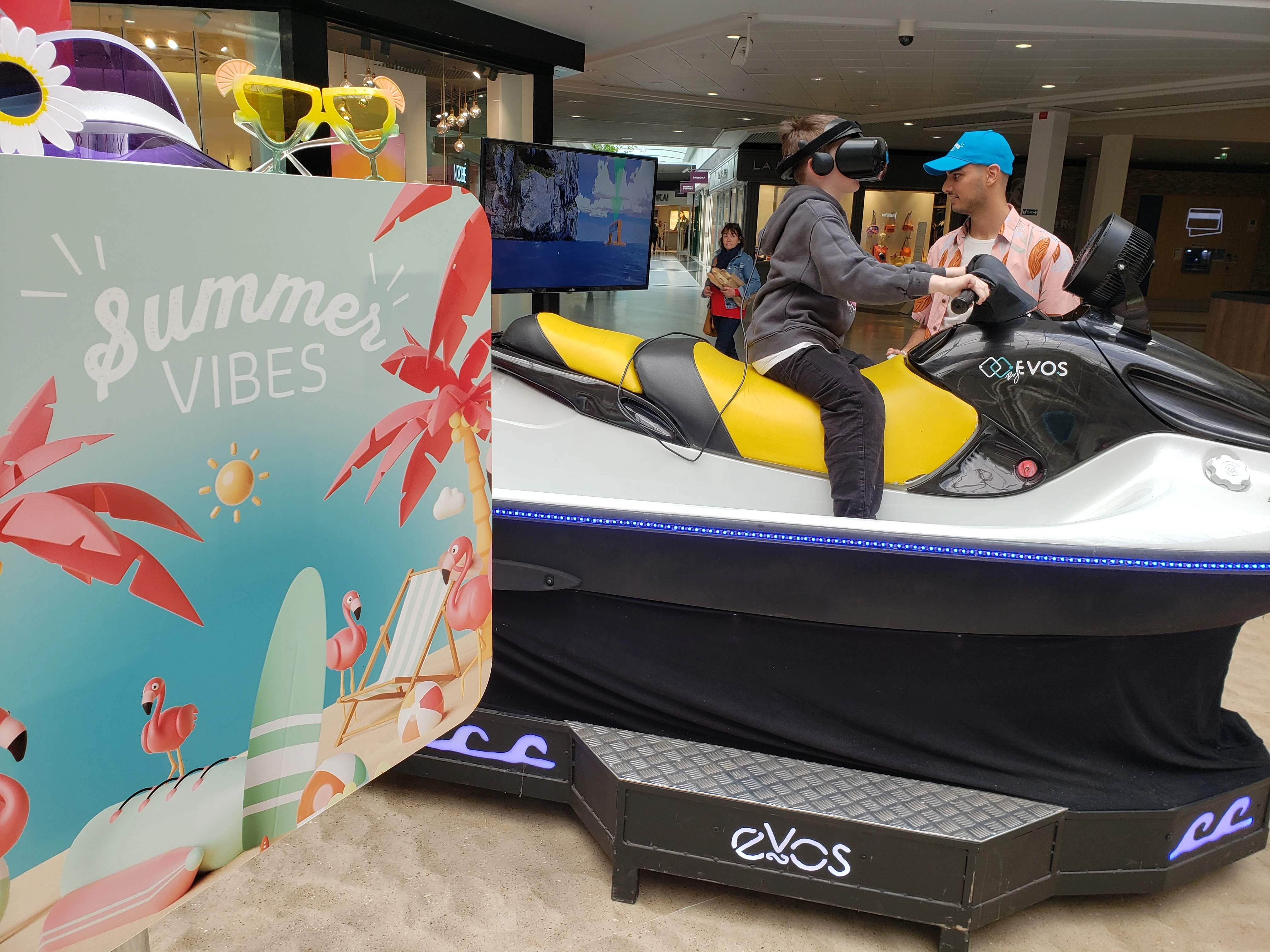 Participant en casque VR sur simulateur jet ski lors d'une animation dans une galerie marchande à Bordeaux