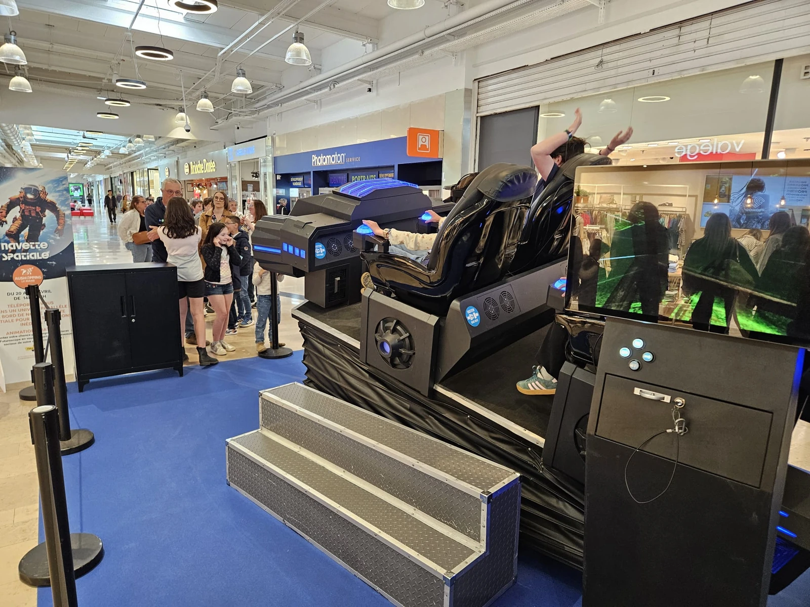 Simulateur navette VR avec public familial autour à Aushopping Le Mans