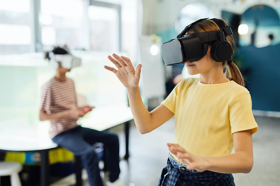 Enfant découvrant la réalité virtuelle avec un casque VR lors d'une animation encadrée