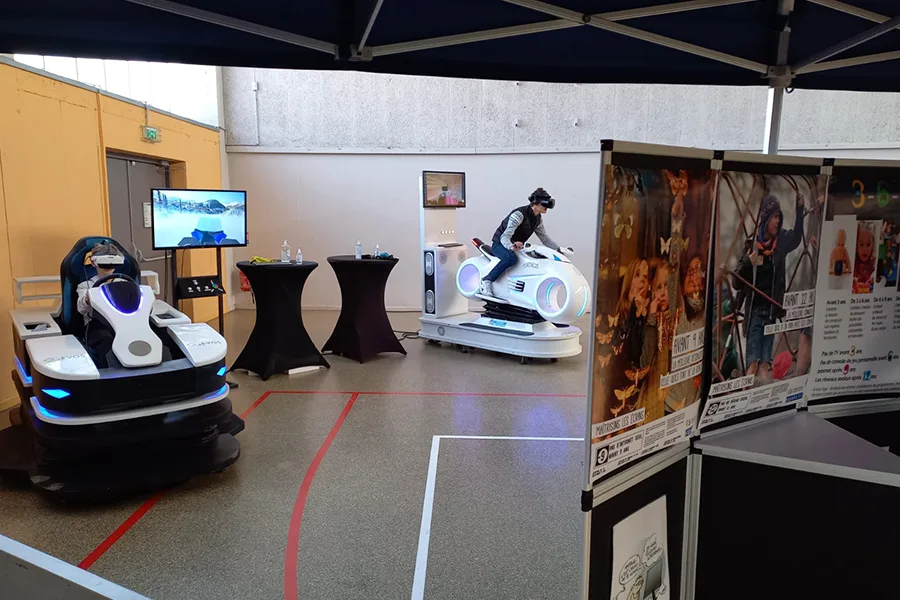 Simulateurs VR By Evos installés sous barnum lors d'une animation à Toulouse