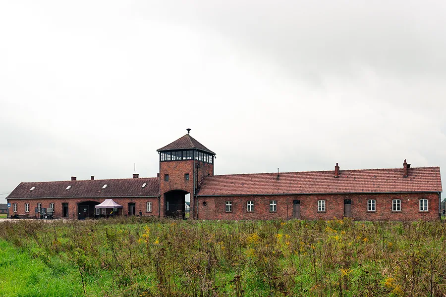 Entrée du camp de Birkenau vue de face avec la tour de garde en brique