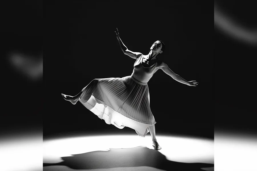 Danseuse en mouvement lors d'une représentation chorégraphique en noir et blanc