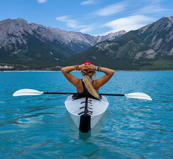 Kayak gonflable jaune equipé pour un simulateur de réalité virtuelle