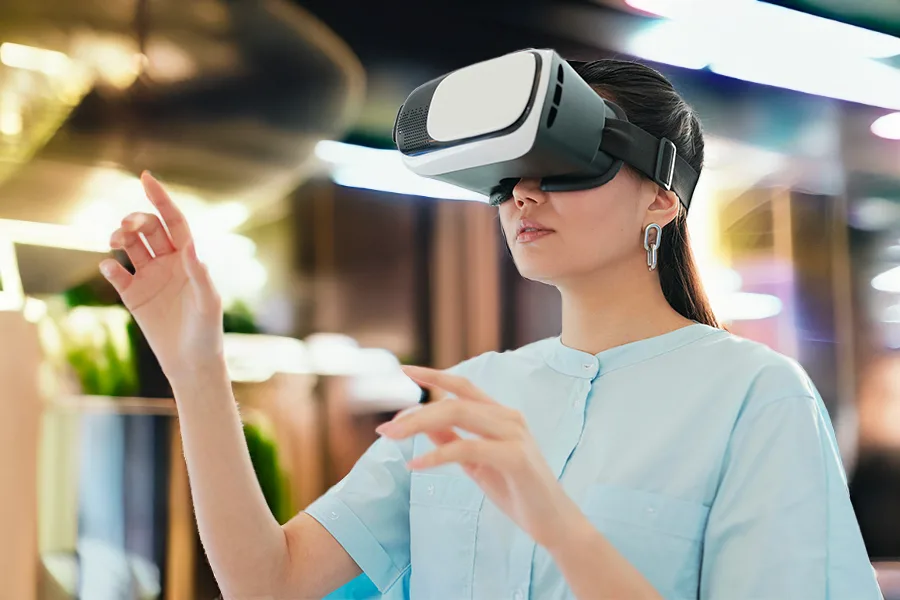 Étudiante portant un casque de réalité virtuelle lors d'un cours de sciences