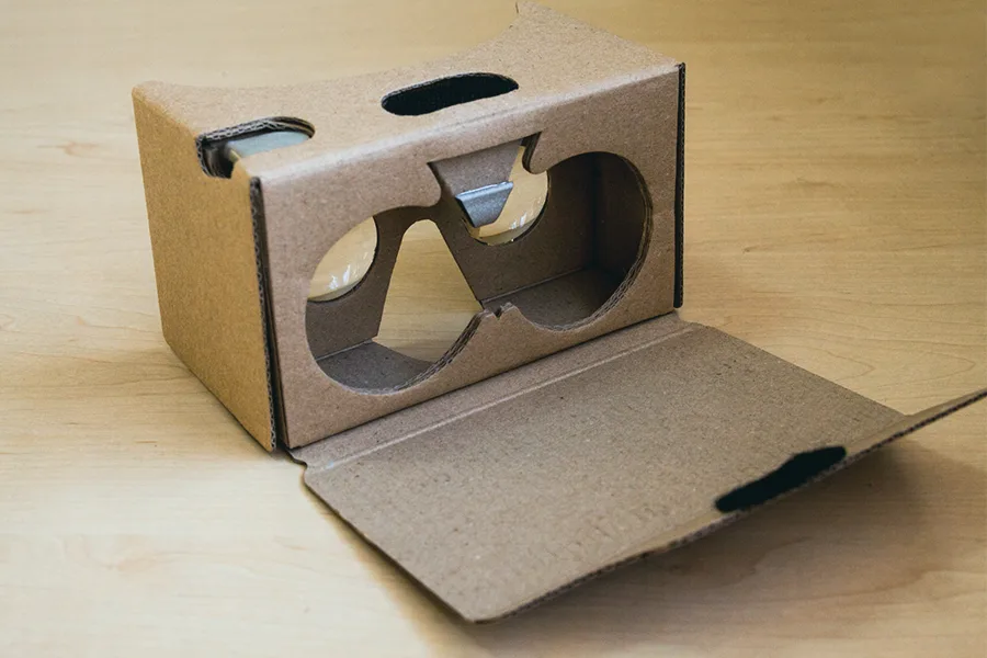Google Cardboard en carton déplié à plat sur une surface en bois