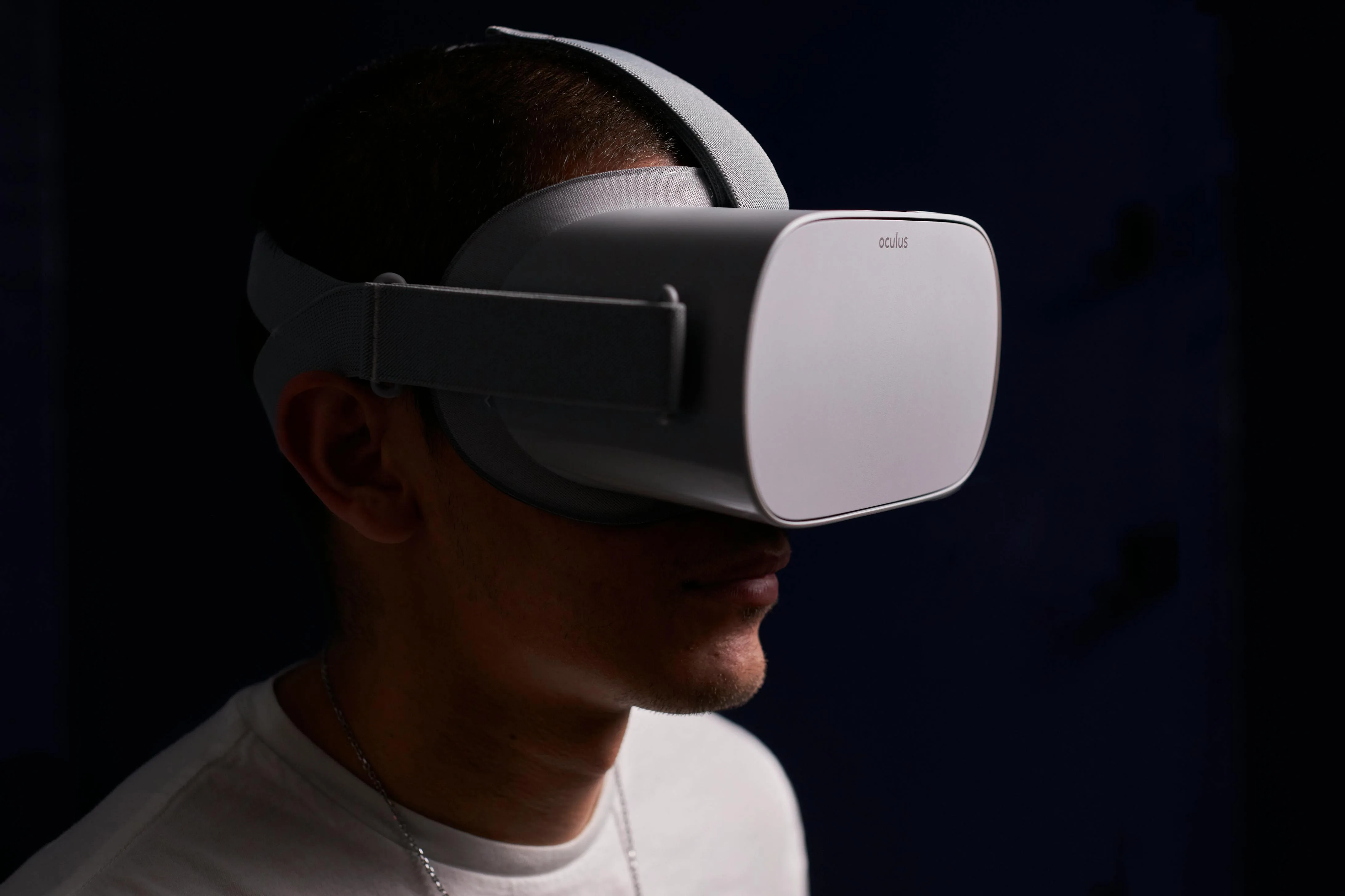 Homme portant un casque de réalité virtuelle Meta Quest lors d'un road show
