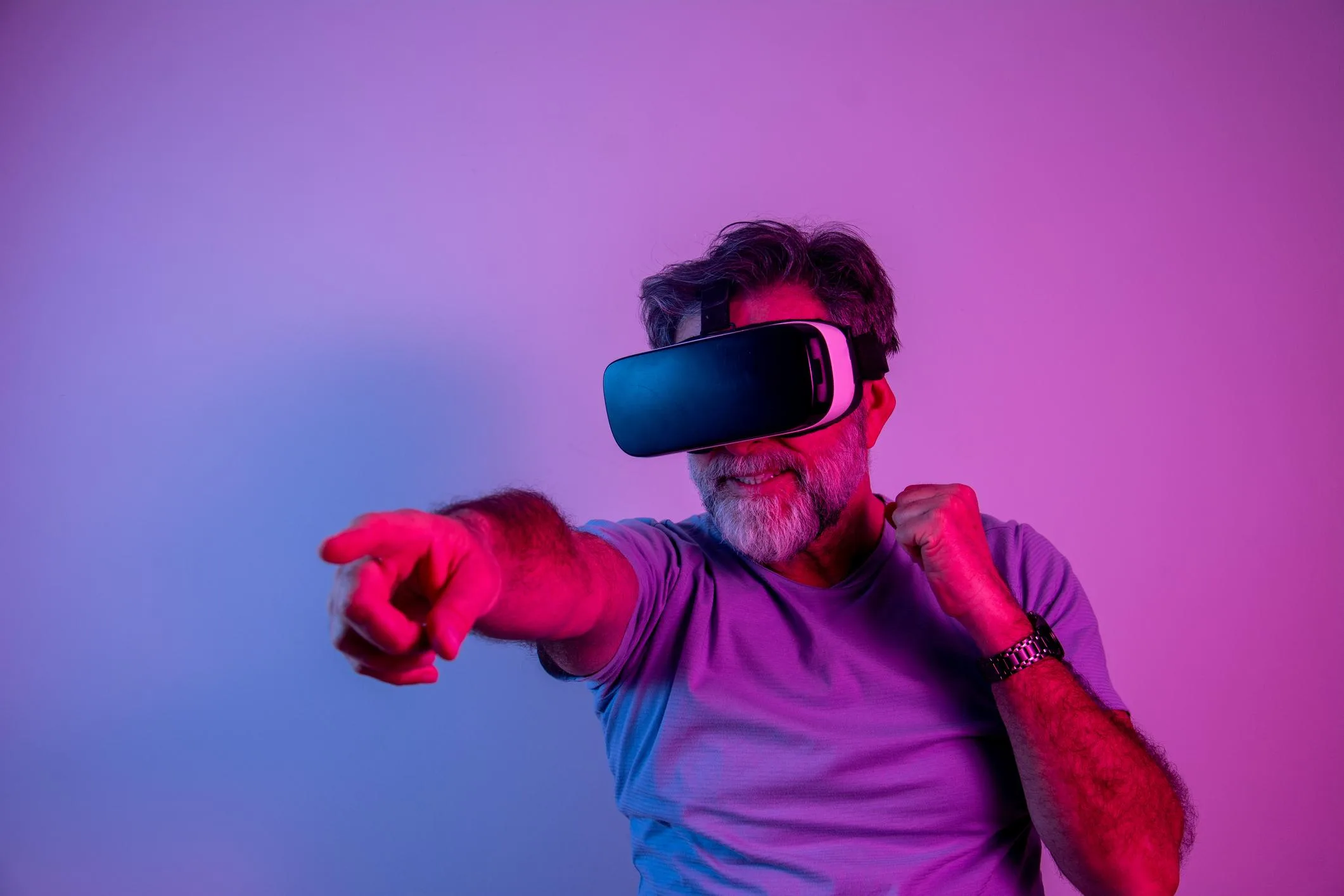 Homme qui teste un casque de réalité virtuelle pour la première fois