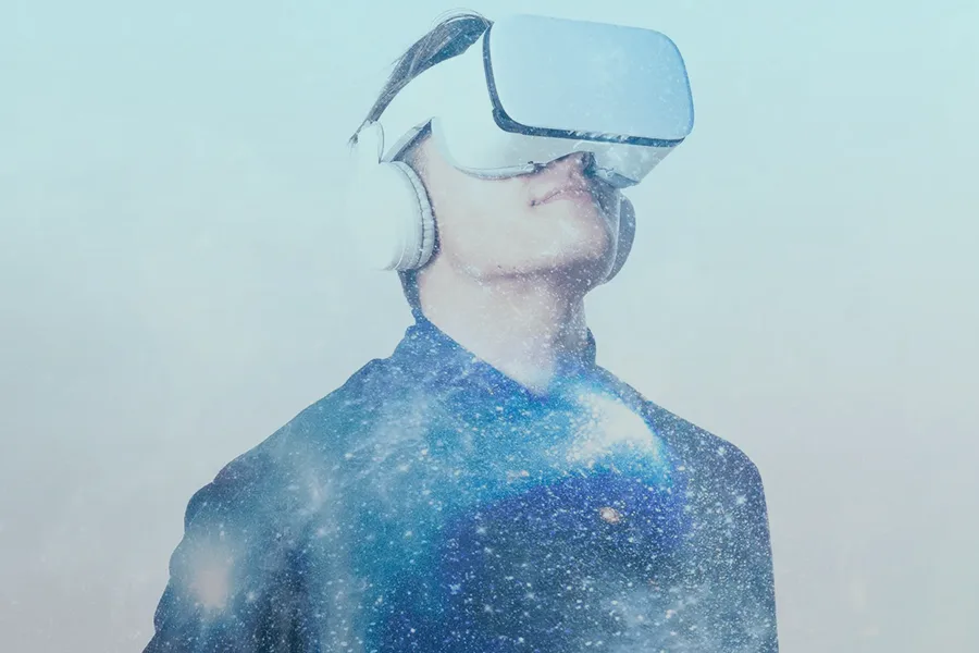 Lunettes de réalité augmentée légères comparées à un casque VR immersif