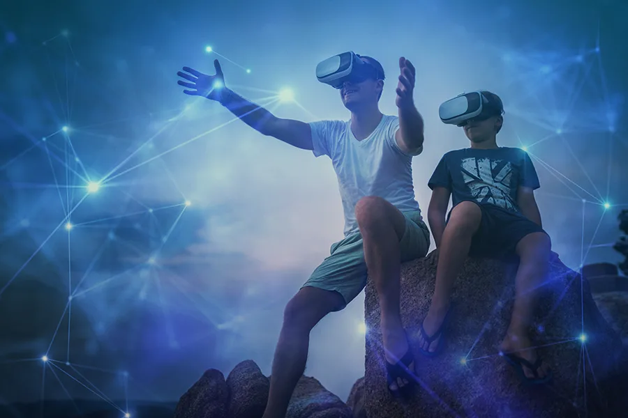 Comparaison visuelle entre des lunettes de réalité virtuelle légères et un casque VR immersif