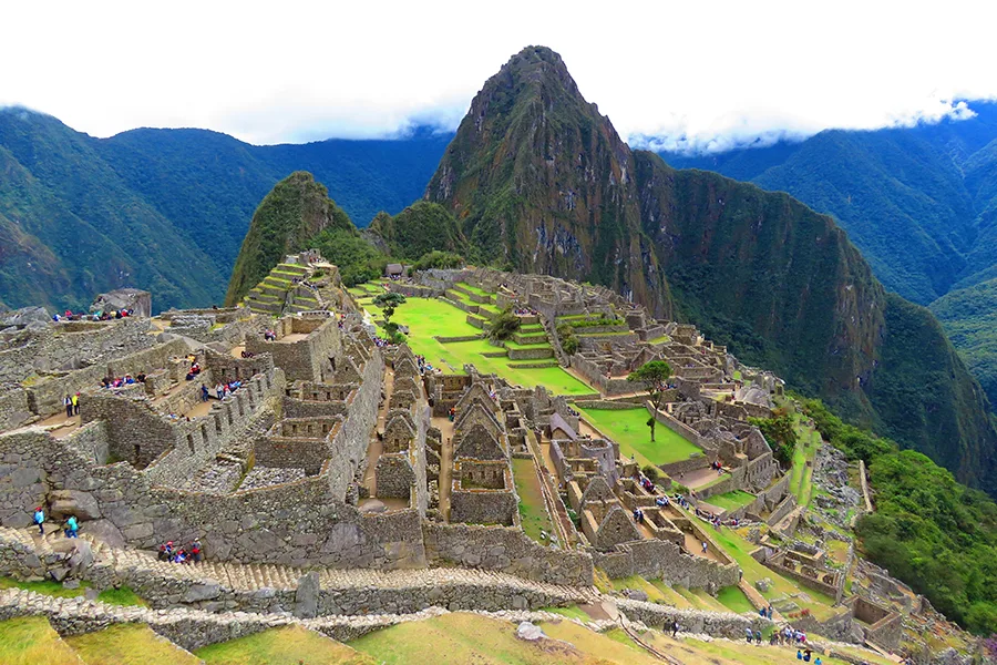 Vue aérienne du Machu Picchu et de ses terrasses incas dans les Andes péruviennes