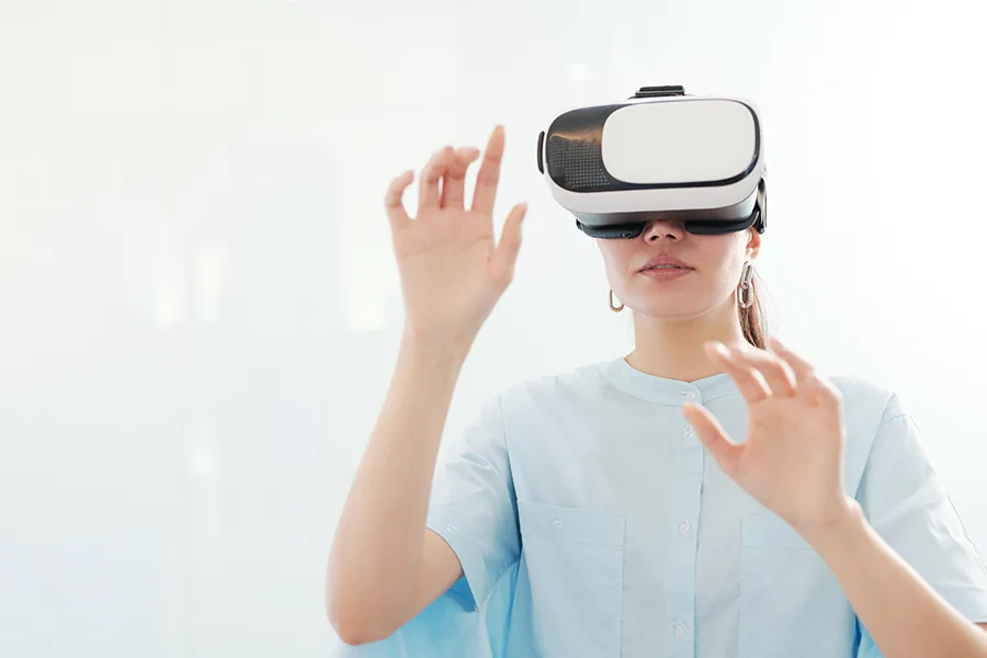 Vue aérienne du Machu Picchu avec ses terrasses agricoles et temples incas dans les Andes