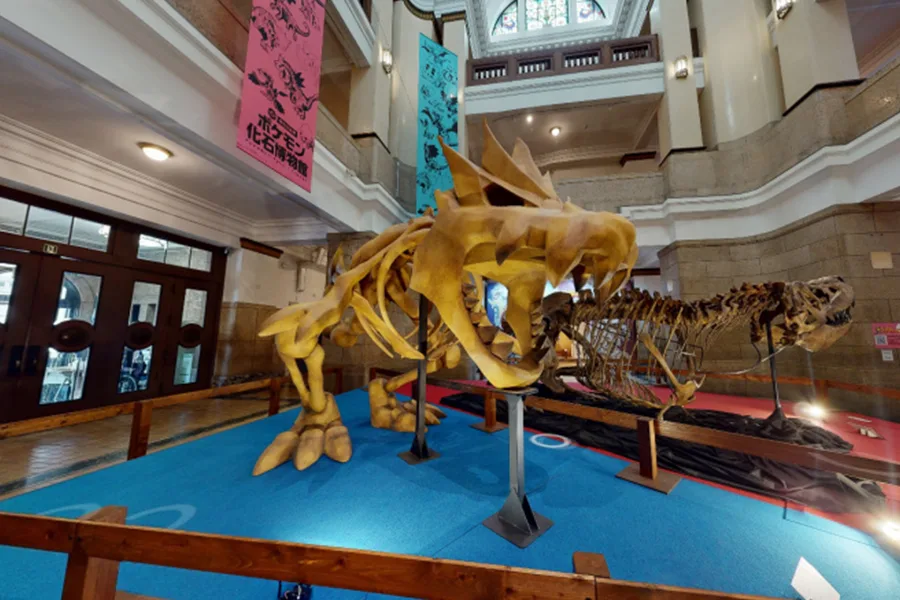 Squelette de dinosaure exposé dans la grande salle du musée national de la nature et des sciences de Tokyo