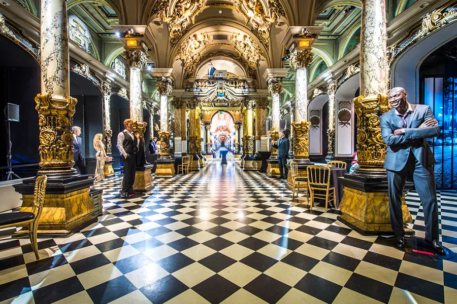 Galerie des personnalités du musée Grévin avec statues de cire et décor baroque