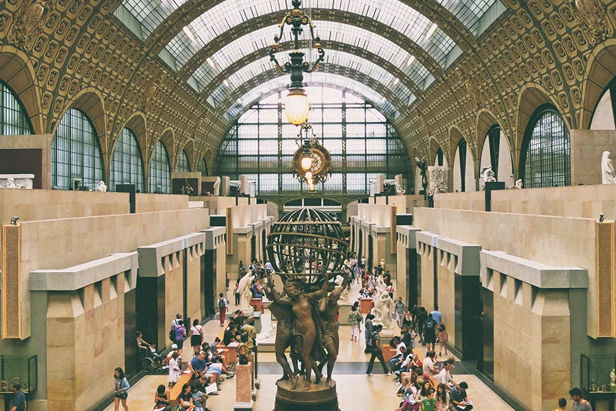 Grande horloge et verrière de la nef centrale du musée d'Orsay vues en plongée