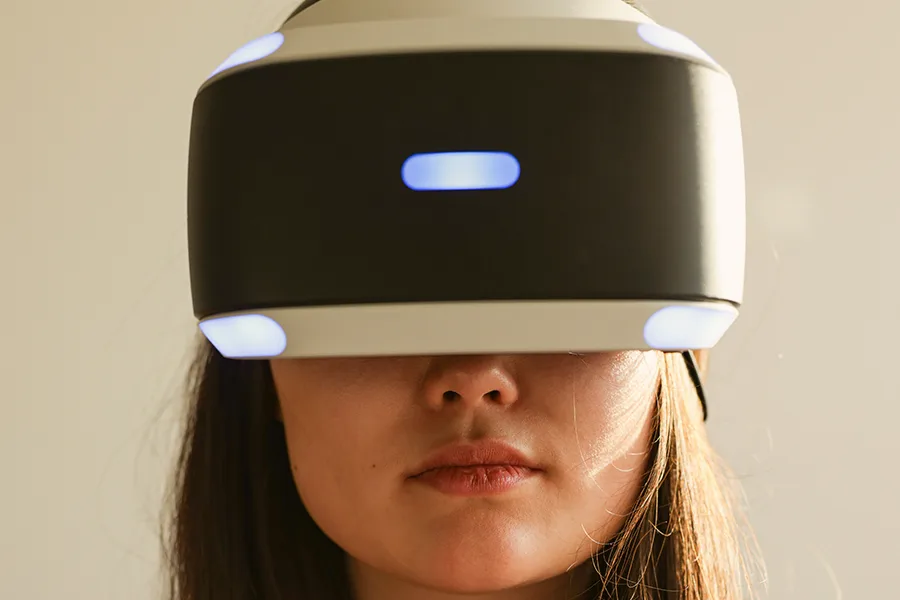 Visiteuse portant un casque PlayStation VR pour parcourir les galeries du musée